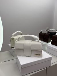 Çantë Jacquemus për elegancë dhe stil