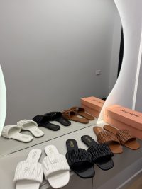 Shapka Miu Miu - Elegancë dhe Komoditet - Shapka për Femra