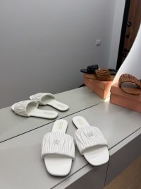 Shapka Miu Miu - Elegancë dhe Komoditet - Shapka për Femra