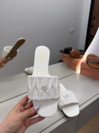 Shapka Miu Miu - Elegancë dhe Komoditet - Shapka për Femra