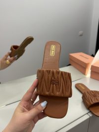 Shapka Miu Miu - Elegancë dhe Komoditet - Shapka për Femra