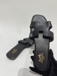 Shapka Hermes për femra në ngjyrë kafe, e bardhë dhe e zezë