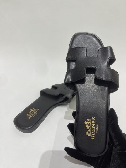 Shapka Hermes për femra në ngjyrë kafe, e bardhë dhe e zezë