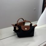 Çanta e vogël e zezë Longchamp Le Pliage Mini me detaje kafe