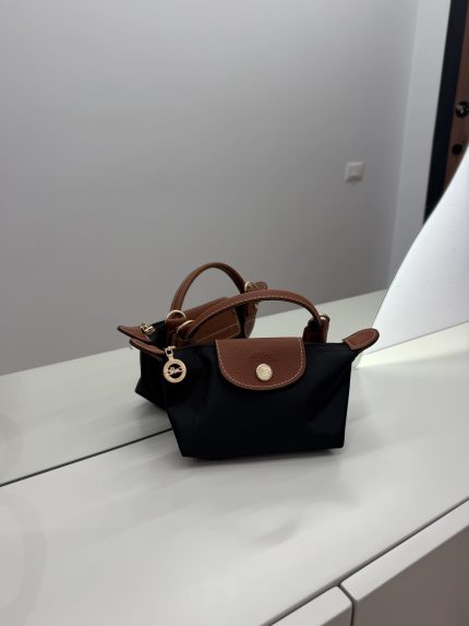 Çanta e vogël e zezë Longchamp Le Pliage Mini me detaje kafe