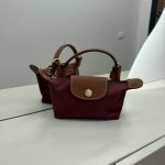 Çanta Longchamp Le Pliage Mini bordo, e përsosur për stilin dhe praktikën.