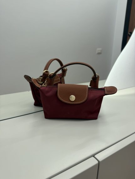 Çanta Longchamp Le Pliage Mini bordo, e përsosur për stilin dhe praktikën.