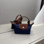 Çantë Longchamp Le Pliage Mini blu marine për stil dhe funksionalitet.