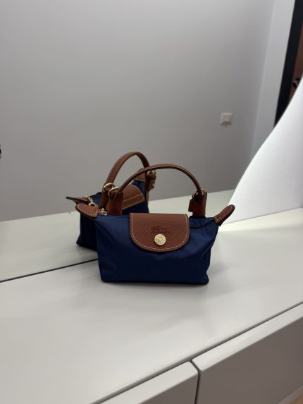 Çantë Longchamp Le Pliage Mini blu marine për stil dhe funksionalitet.