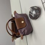 Çantë Longchamp Le Pliage Mini, elegant purple bag with brown leather accents.