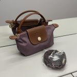 Çantë Longchamp Le Pliage Mini, elegant purple bag with brown leather accents.