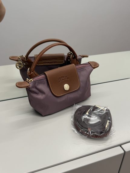 Çantë Longchamp Le Pliage Mini, elegant purple bag with brown leather accents.