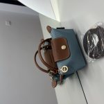 Çantë Longchamp Le Pliage Mini, blu dhe kafe, me rrip të ndashëm.