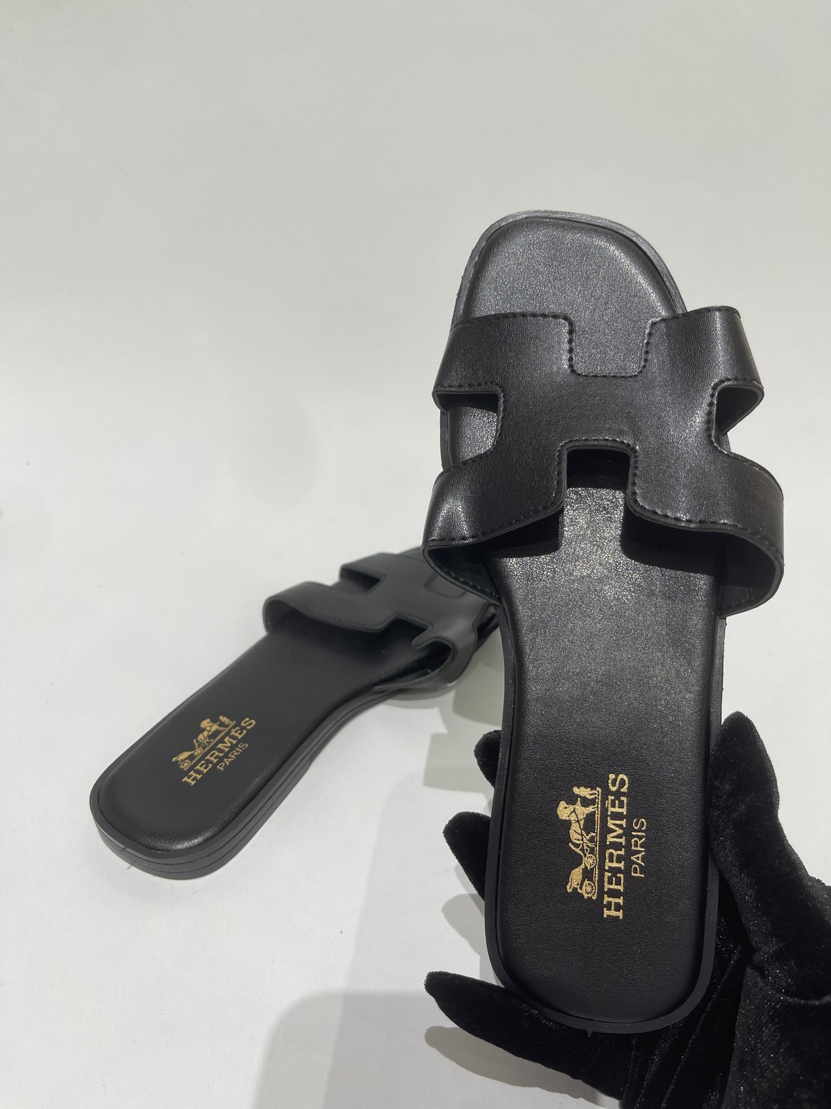 17hermes-1-foto-kryesore Black Hermes sandals for women, elegant and stylish design.