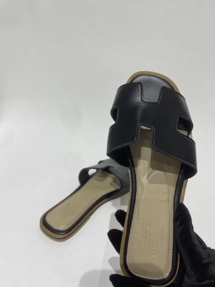 Black Hermes Oran Sandal, women's luxury footwear, leather design.