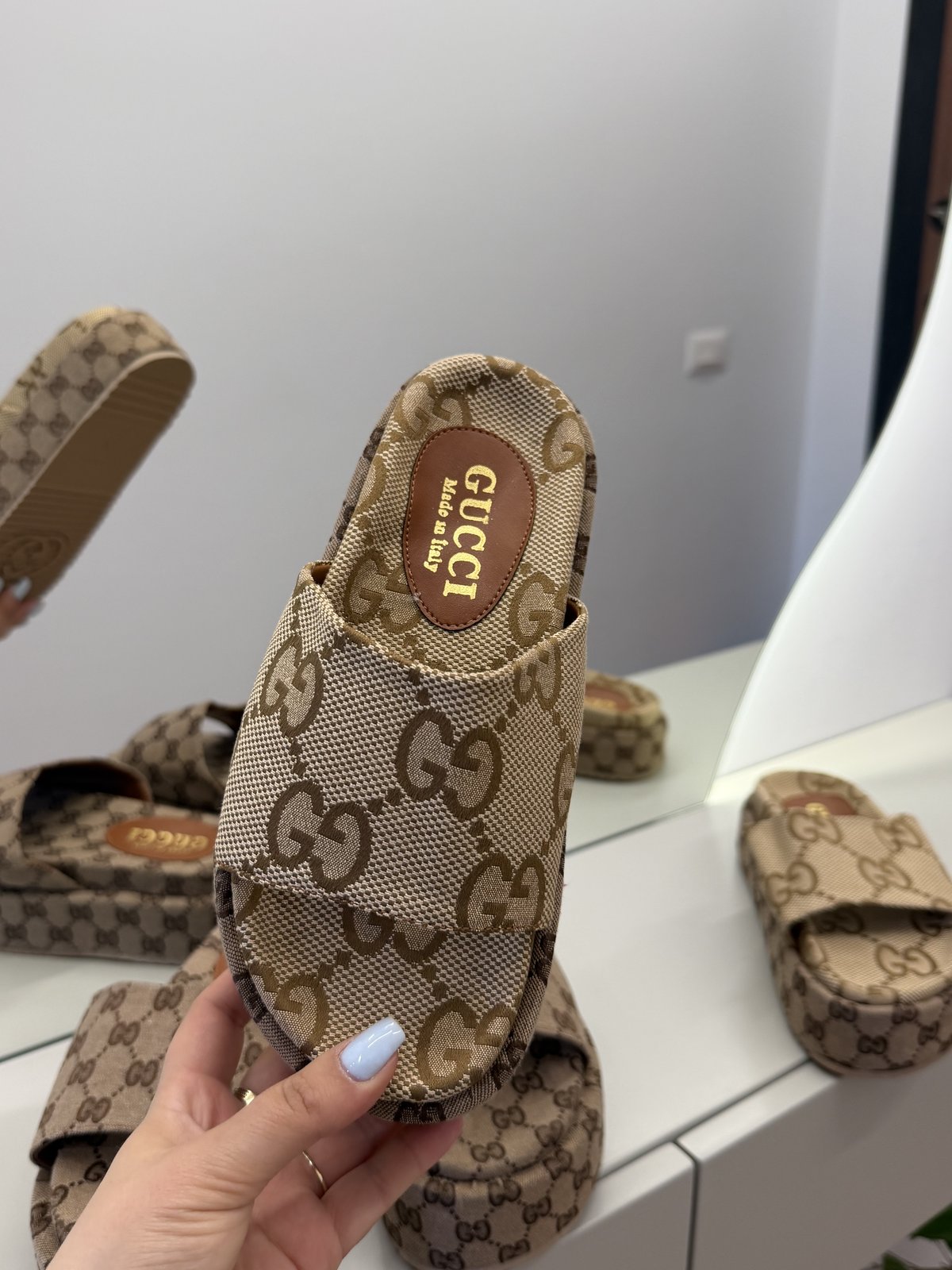 35gucci-1-foto-kryesore Gucci GG Monogram Platform sandals, beige, luxury women's footwear.
