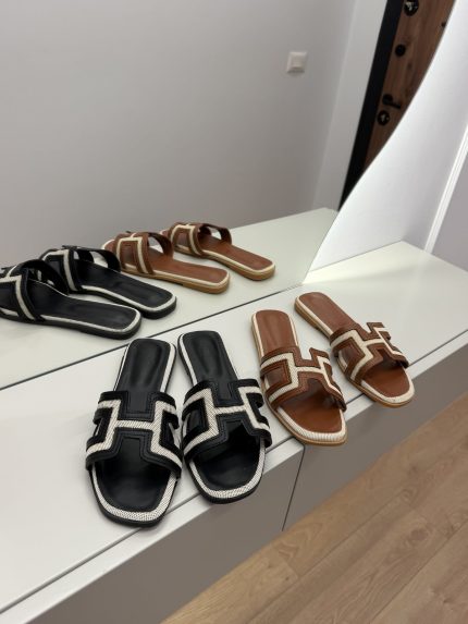 Shapka për femra Hermes Oran Patent Kroko, stil modern dhe komoditet të jashtëzakonshëm.
