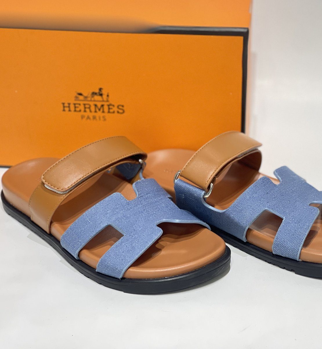 60hermes-1-foto-kryesore Hermes Chypre Denim/Kamel women's sandals with orange box background.