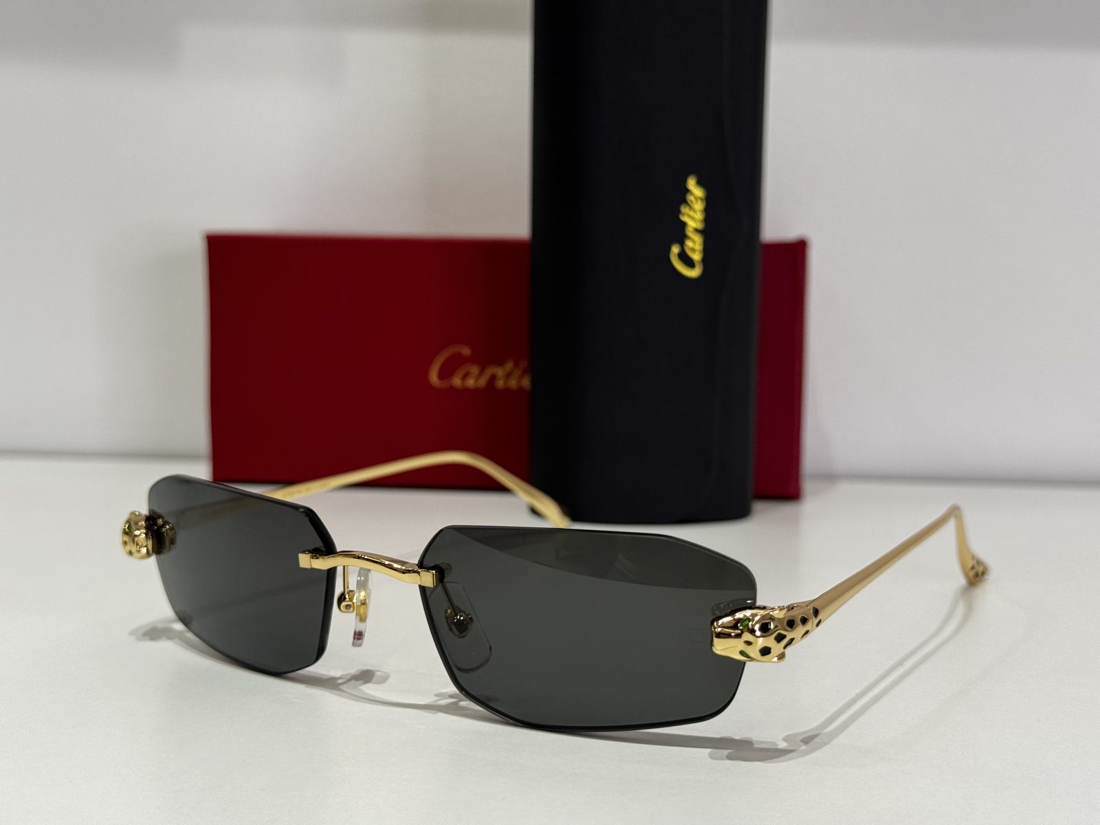 cartier-2kryesore Elegant Cartier sunglasses with gold accents and dark lenses.