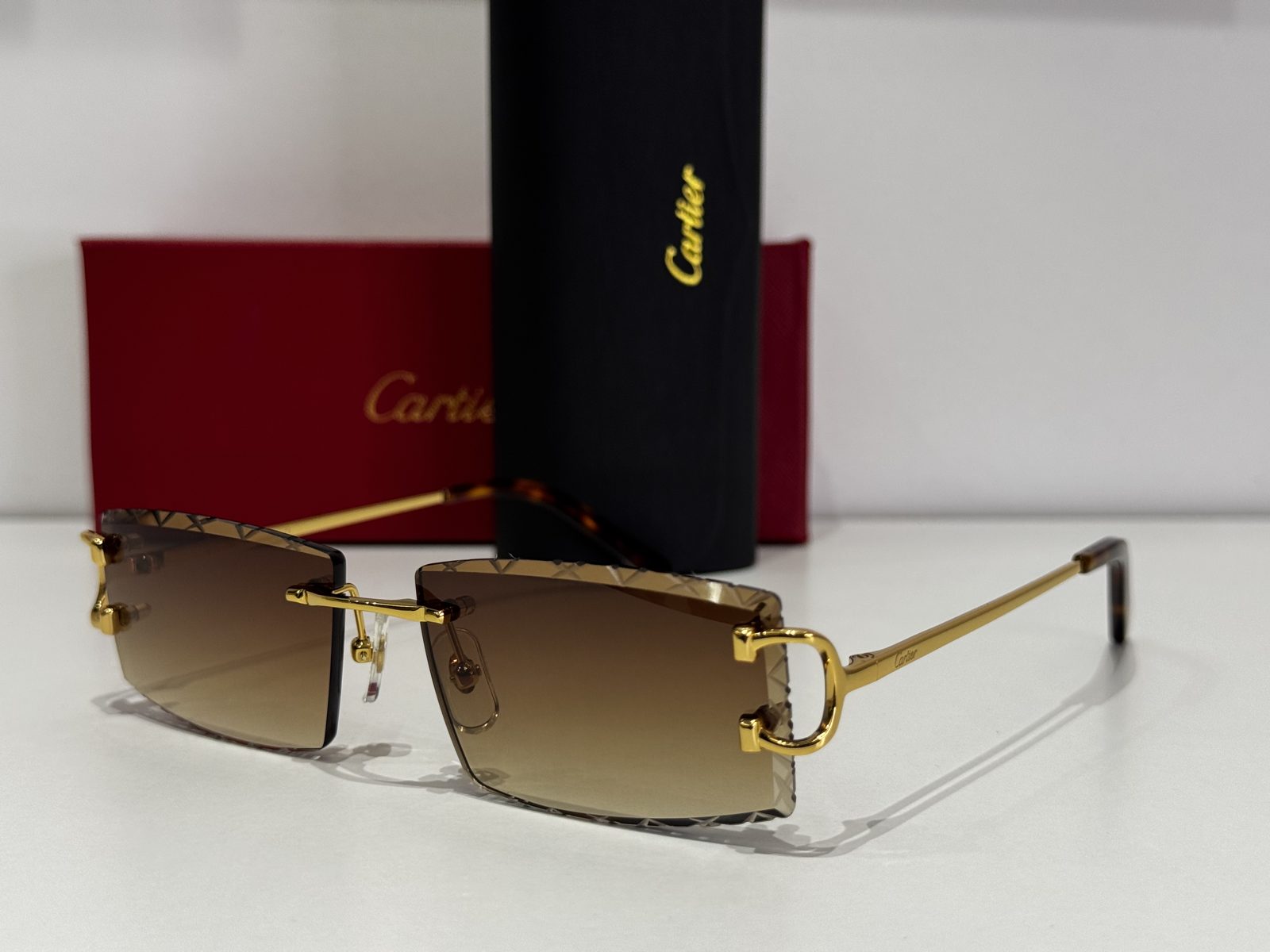 cartier-3kryesore Cartier sunglasses with gold frame and gradient lenses, elegant design.
