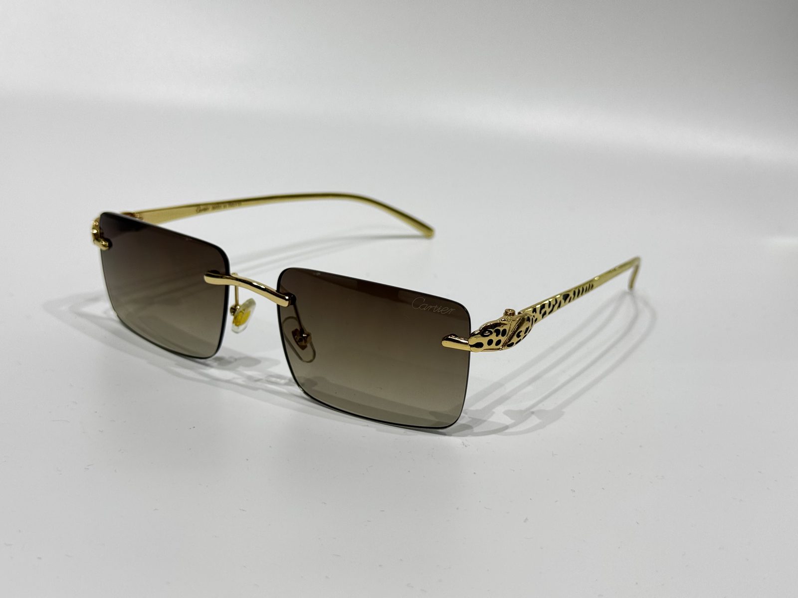 cartier-8kryesore Luxury Cartier sunglasses with gold frame and gradient lenses.
