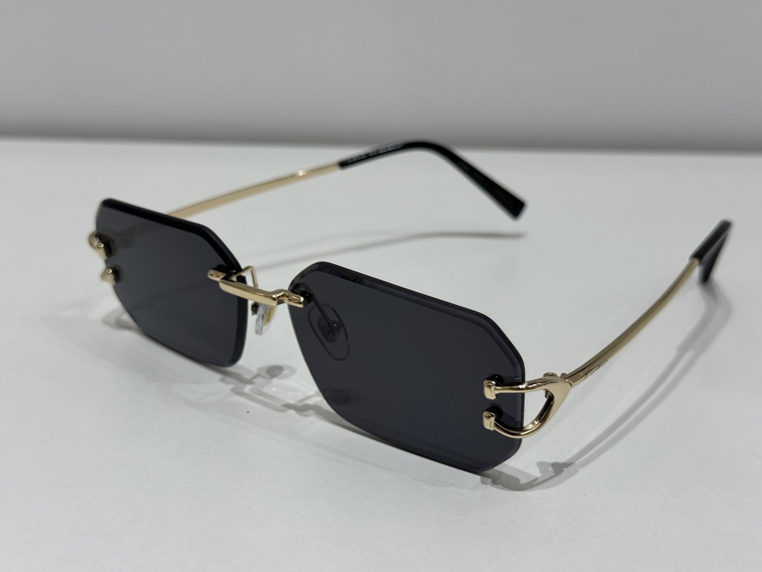cartier-square-rimless Syze dielli cartier square rimles me dizajn elegant dhe mbrojtje UV.