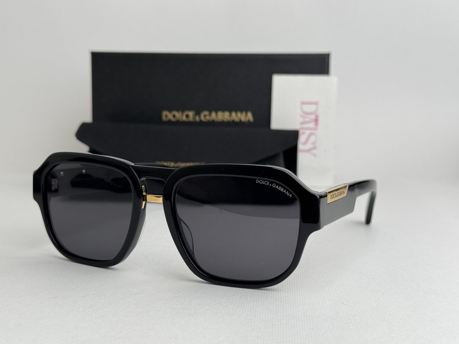 dolcegabbana-1kryesore Dolce & Gabbana sunglasses with black frames and branded packaging.