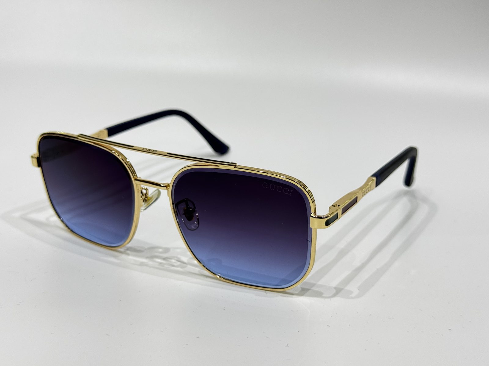 gucci-3kryesore Gucci sunglasses with gold frame and gradient lenses.