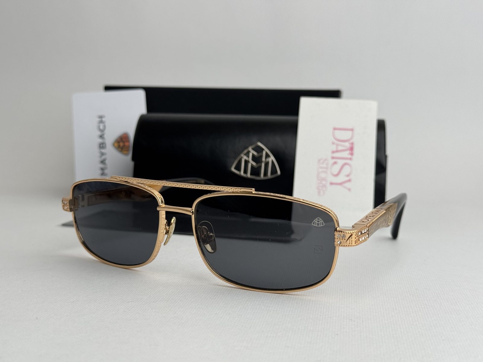 maybach-1kryesore Luxury Maybach men's sunglasses with gold frame and black lenses.