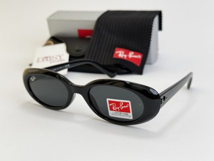 Ray-Ban sunglasses with case and cleaning cloth, UV protection.