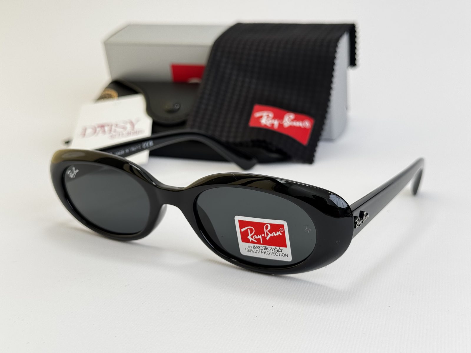 rayban-19kryesore Ray-Ban sunglasses with case and cleaning cloth, UV protection.
