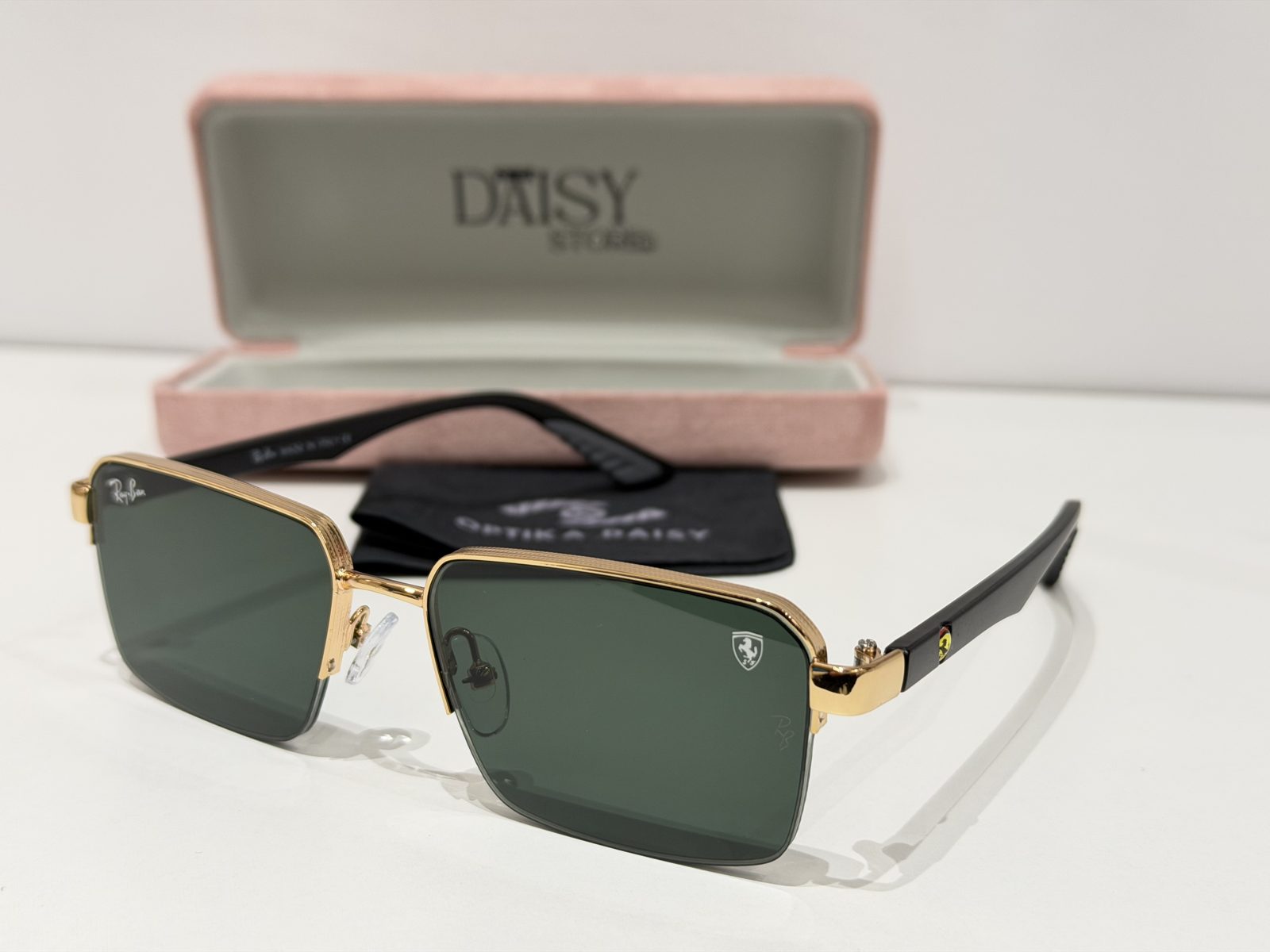 rayban-24kryesore Ray-Ban sunglasses with gold frame and green lenses in case.
