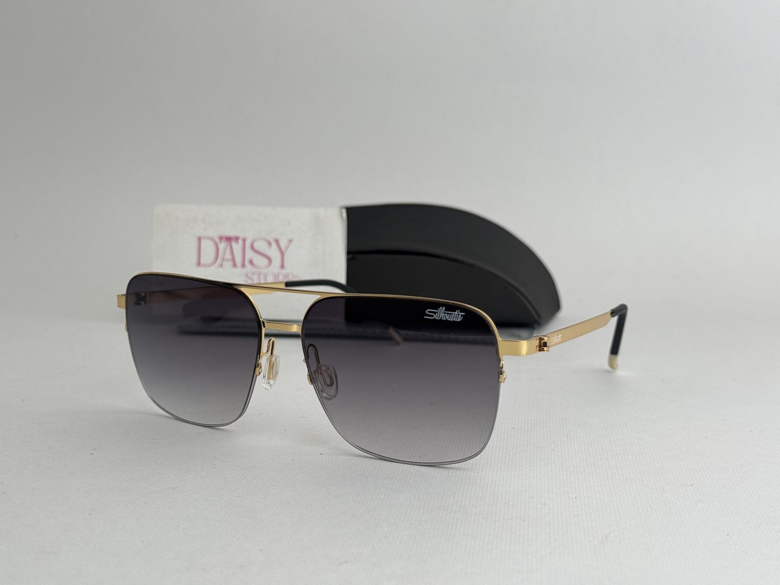 silhouette-2kryesore Men's Silhouette sunglasses with gold frame and gradient lenses.