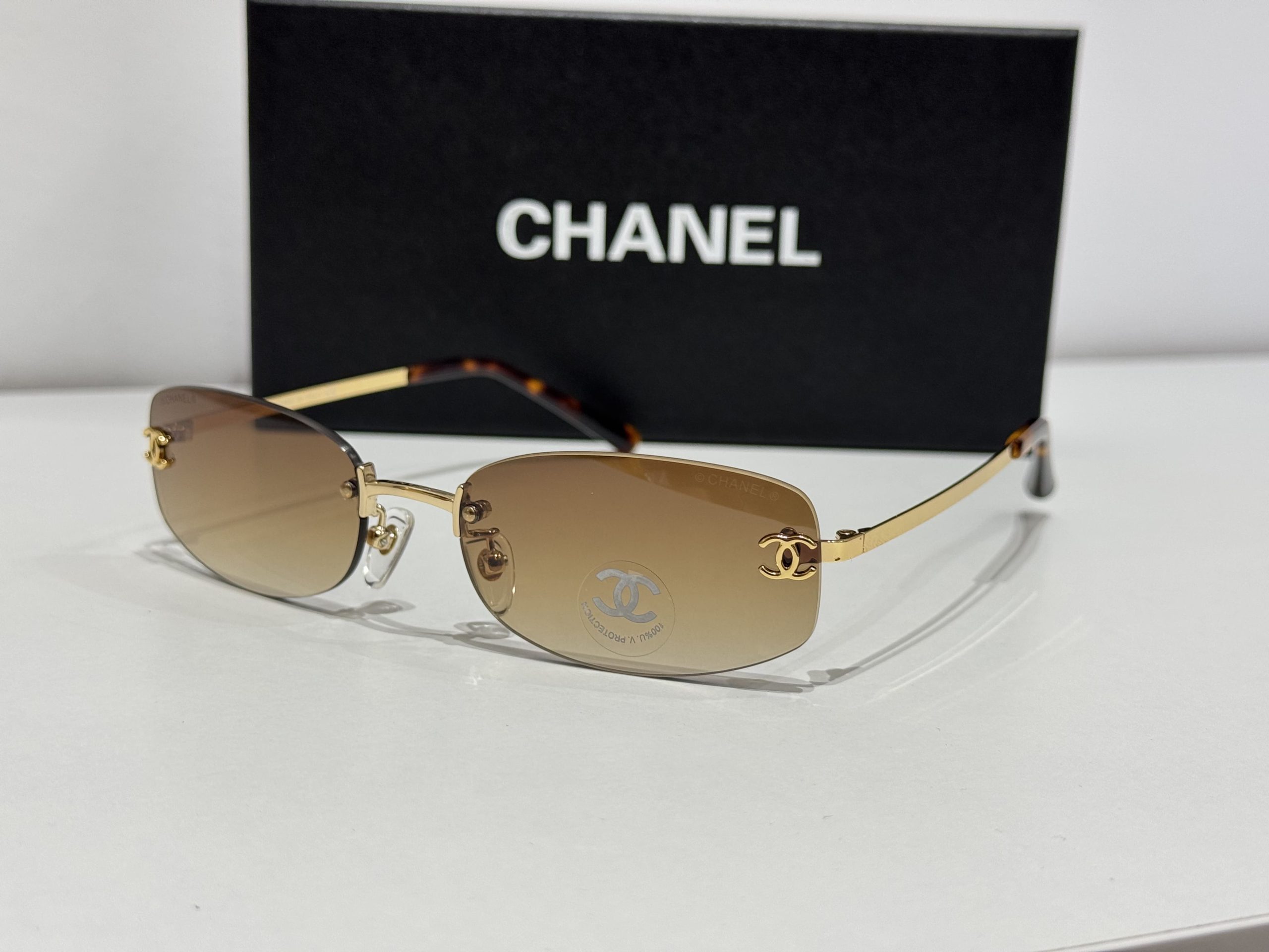 syze-chanel Syze Dielli CHANEL për Femra, mbrojtje nga rrezet UV dhe stil modern.