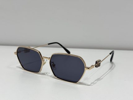 Syze Dielli Gucci me dizajn modern dhe mbrojtje optimale nga rrezet UV.