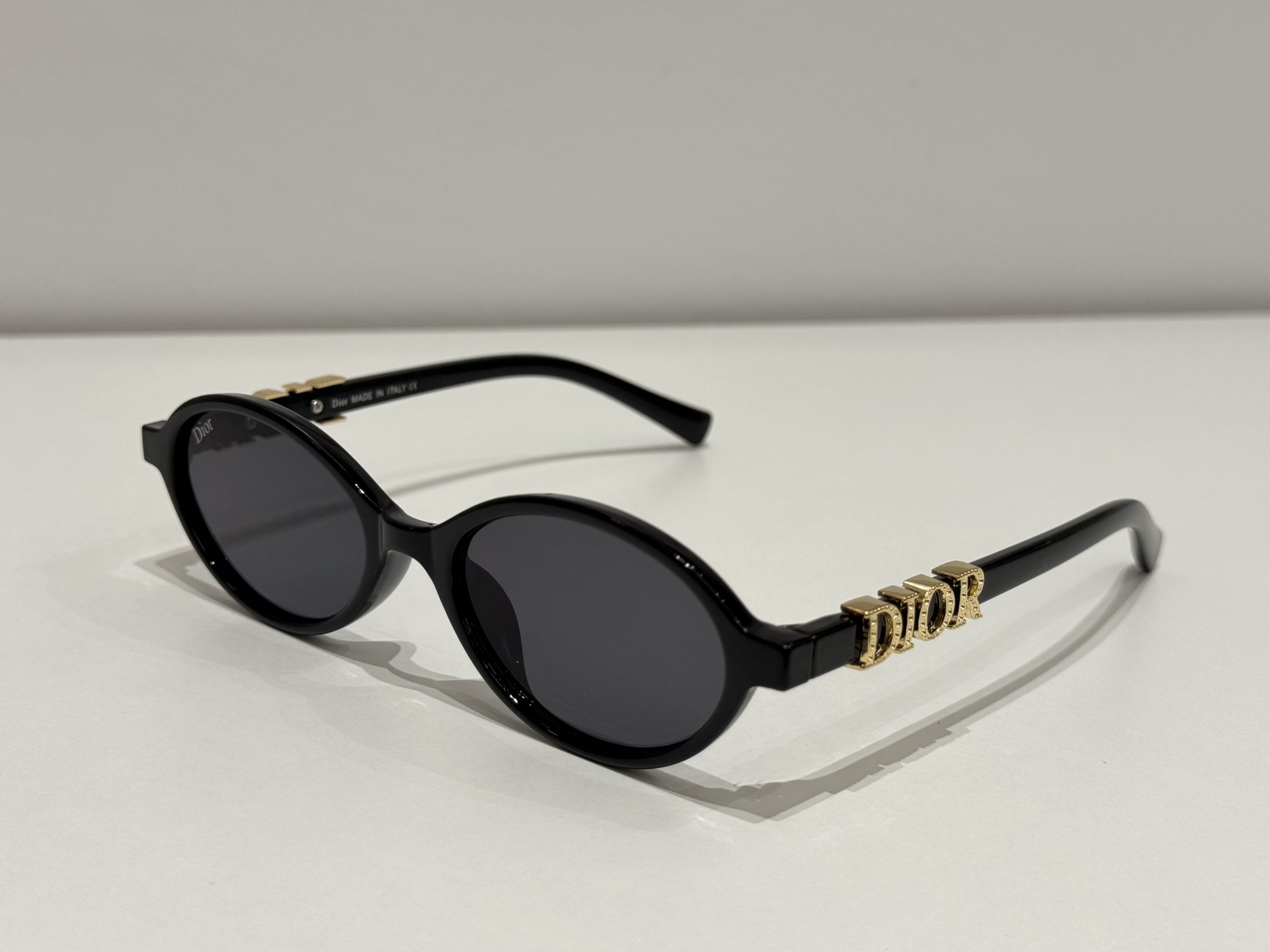 syze-dior-oval-kryesore Dior oval sunglasses, elegant black design for women.