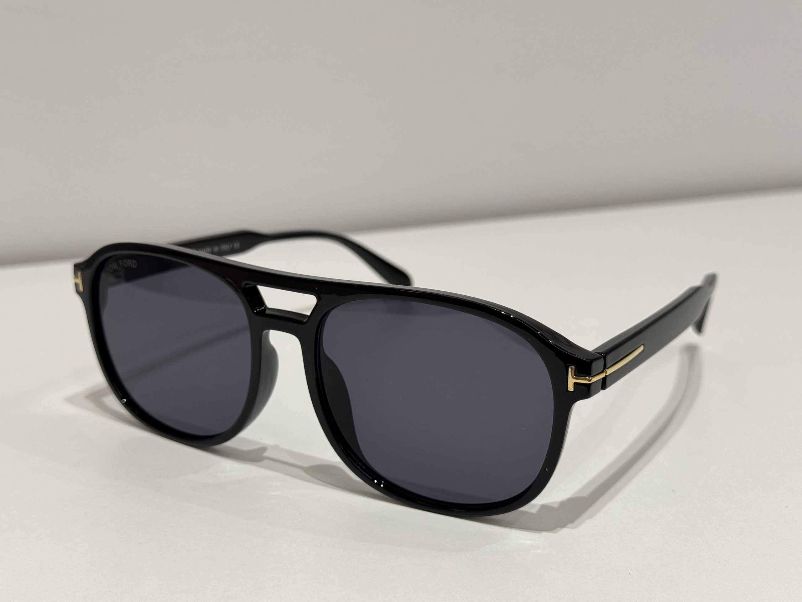syze-tom-ford-aviator-kryesore Tom Ford Aviator Sunglasses, black frame, elegant design.
