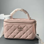 Chanel vanity çanta luksoze për femra, dizajn i çmuar me lëkurë të qepur rozë.
