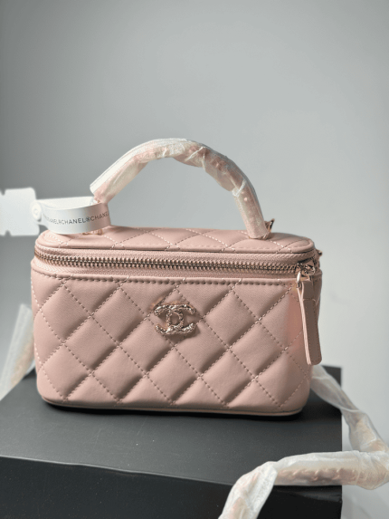 Chanel vanity çanta luksoze për femra, dizajn i çmuar me lëkurë të qepur rozë.