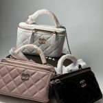 Çanta Chanel Vanity me dizajn unik në ngjyrat e zezë, të bardhë dhe të roze.