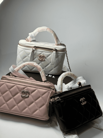 Çanta Chanel Vanity me dizajn unik në ngjyrat e zezë, të bardhë dhe të roze.