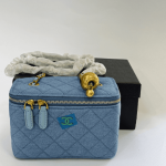 Çanta Chanel Xhins me dizajn elegant dheMateriale të cilësisë së lartë.