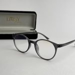Syze Qetesuese Blue Control glasses with case, stylish protection.