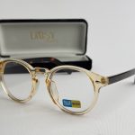 Syze Qetesuese Blue Control glasses with case, stylish protection.