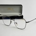 Syze Qetesuese Blue Control glasses with case, stylish protection.