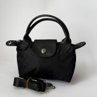 Çantë Femrash Longchamp black handbag with detachable strap.