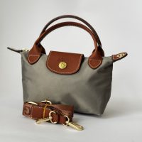 Çantë Femrash Longchamp handbag with brown leather accents and strap.