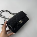 Çanta Klasike Chanel, black quilted leather handbag with chain strap.