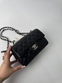 Çanta Klasike Chanel, black quilted leather handbag with chain strap.