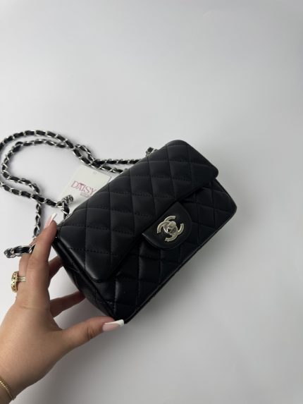 Çanta Klasike Chanel, black quilted leather handbag with chain strap.
